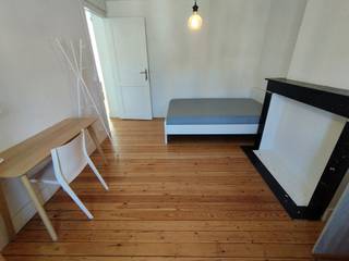 <p><b>HUIS VOOR GEDEELD WONEN</b> gelegen aan de Rogierlaan 239. 4 BESCHIKBARE GEMEUBILEERDE kamers, met huurprijzen variërend van 550 € tot 625 €, vermeerderd met een vast bedrag van 140 € voor de kosten (water, gas, elektriciteit, internet, schoonmaak van de gemeenschappelijke ruimtes en gebruik van de wasmachine). Het huis bestaat uit 8 gemeubileerde kamers met 2 gedeelde badkamers, evenals mooie gemeenschappelijke ruimtes met een keuken en een ruime woon-/eetkamer, en een tuin. EPB: E. Bezichtigingen kunnen uitsluitend worden gepland via onze online reserveringsagenda, die rechtstreeks toegankelijk is vanaf de pagina van het object op onze TREVI-website.</p>
<p><b><u>Indeling</u>:</b></p>
<ul>
<li>Kelderverdieping (straatkant): Prijs: 550 € + 140 € aan servicekosten</li>
<li>Begane grond (straatkant): Prijs: 625 € + 140 € aan servicekosten</li>
<li><span>2e verdieping (straatkant): Prijs: 625 € + 140 € aan servicekosten</span></li>
<li>2e verdieping (tuinzijde): Prijs: 625 € + 140 € aan servicekosten</li>
<li>3e verdienping : Prijs: 625 € + 140 € aan servicekosten</li>
</ul>