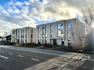 Zeer mooi en volledig nieuw 2-slaapkamer appartement op de 1e verdieping van dit modern complex. Qua indeling omvat het appartement een inkomhal, toilet, leefruimte, volledig geïnstalleerde keuken met aanpalende berging/wasplaats, 2 slaapkamers en een badkamer met douche. Een handige indeling, veel lichtinval en moderne materialen maken dit een top appartement. Verder geniet deze woonst een zuid georiënteerd terras met zicht op groen. 2 ondergrondse autostaanplaatsen + berging + 3 fietsenstallingen inclusief. Gemeenschappelijke kosten €85/maand.