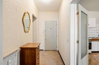 Te renoveren appartement met één slaapkamer op de tweede verdieping in een gebouw met lift! Dit appartement bevindt zich op wandelafstand van het centrum van Boom, met alle winkels, scholen en het openbaar vervoer. De oprit van de A12 ligt vlakbij, alsook de alsook hert treinstation, bushaltes en de oprit van de E19. Ideaal voor vlotte verbindingen naar Antwerpen en Mechelen/Brussel.
Dit zeer goed onderhouden appartement werd gebouw in 1972. Dit renoveren appartement heeft volgend indeling: Hal, gastentoilet, leefruimte met open ingerichte keuken, ruime slaapkamer met aangrenzende douchekamer. Het appartement beschikt over een eigen airconditioning systeem waar mee gekoeld en verwarmd kan worden. Er is gemeenschappelijke CV op stookolie met individuele meters. Bewoners beschikken over een eigen privatieve berging en een gemeenschappelijke fietsenberging.
