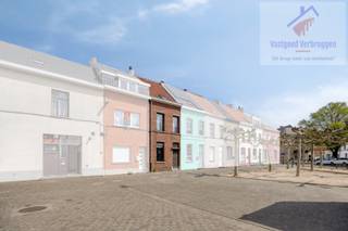 Deze volledig gerenoveerde starterswoning is uitstekend gelegen in het centrum van Aalst, in de Watertorenwijk. Scholen, winkels, openbaar vervoer...