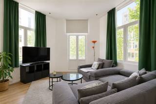 <p><span>Dit appartement is gelegen in de </span><span>Goudbloemstraat</span><span> in centrum Antwerpen. </span><span>De </span><span>ligging is super centraal </span><span>met supermarkten, restaurants, openbaar vervoer op wandelafstand. Vlakbij het Centraal Station, het Eilandje, de studentenbuurt en Park Spoor Noord.</span></p><p><span> </span></p><p><span>Indeling:</span></p><p><span>Op de eerste verdieping van dit rustig en aangenaam gebouw vinden we dit appartement te huur. We betreden het appartement via de leefruimte. De leefruimte is erg lichtrijk en beschikt over hoge plafonds. De leefruimte geeft toegang tot de open keuken dewelke is uitgerust met een ijskast, vuur, dampkap en spoelbak. Verder beschikt de leefruimte over een klein maar gezellig terras. Vanuit de leefruimte bereiken we de ruime slaaphoek. Verder beschikt de badkamer over een douche, lavabo en toilet. In de kelder is er een aansluiting voor een wasmachine.</span></p><p><span> </span></p><p><span>Algemeen gebouw:</span></p><p><span>- gemeenschappelijke kosten: forfait 50 euro per maand</span></p><p><span>- alle nutsvoorzieningen op eigen meters</span></p><p><span> </span></p><p><span>Beschikbaar vanaf 1 oktober 2026.</span></p><p><span> </span></p><p><span>Ben jij geïnteresseerd in dit appartement te huur in centrum Antwerpen, ben je op zoek naar ander vastgoed of wens je de waarde van jouw eigendom te kennen? Dan ben je bij BOLT Immo aan het juiste adres! Wij helpen jou graag verder.</span></p><p><span> </span></p>