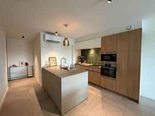 Welkom in residentie Arosa<br /><br />een prestigieus en toekomstgericht woonproject waar duurzaam en kwalitatief wonen hand in hand gaan. De residentie is aan de achterzijde omgeven door een groene en rustige omgeving, waardoor een harmonieuze leefruimte ontstaat die perfect aansluit bij het moderne wooncomfort. <br /><br />Het centrum ligt op wandelafstand en biedt een brede waaier aan faciliteiten, zoals lokale handelaars, grootwarenhuizen en scholen. <br /><br />Residentie Arosa: een toonbeeld van ecologie en duurzaamheid<br /><br />Bouwtechnisch wordt er enkel gebruik gemaakt van de meest geavanceerde technieken: <br /><br />- het appartement is uitgerust met een volledig verwarmings- en koelingsinstallatie via een energie-efficiënte warmtepomp<br /><br />- 10 zonnepanelen, 4100 WP, zorgen voor een aanzienlijke besparing en een lagere ecologische voetafdruk. <br /><br />- Vloerverwarming draagt bij aan een aangenaam en gelijkmatig verwarmingscomfort in alle ruimtes. <br /><br />- elegante afwerkingsdetails zoals glazen en gelakte deuren. <br /><br />Een appartement met persoonlijke afwerking, dit omvat onder meer: <br /><br />- Een moderne en volledig uitgeruste keuken <br /><br />- Luxe badkamermeubel<br /><br />- Hoogwaardig sanitair<br /><br />Het appartement heeft 2 slaapkamers, een vloeroppervlakte van 106 m² en een terras van 5 m², wat een compacte maar zeer efficiënte en aangename leefruimte biedt. <br /><br />Residentie Arosa omvat slechts zes appartementen, wat zorgt voor een exclusieve en kleinschalige sfeer. De zongerichte ligging en het gebruik van hernieuwbare energie maken het project aantrekkelijk voor wie waarde hecht aan een duurzame levensstijl. <br /><br />Syndic provisie: 100 eur/maand<br /><br />Beschikbaar vanaf: 01/12<br /><br />