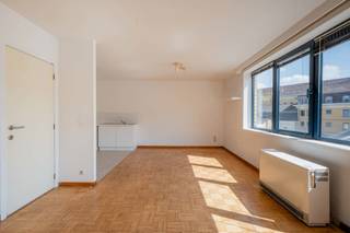 Op zoek naar een slimme investering, een eerste woning of een charmante stadsuitvalsbasis?
Residentie Sint Michiels bevindt zich op een absolute toplocatie in het centrum van Gent, op amper 100 meter van de welgekende Grasleie. Dit lichtrijke appartement bevindt zich aan de achterkant van het gebouw waardoor u ondanks de centrale ligging toch kan genieten van rust. De grote ramen zorgen voor een aangename lichtinval en een open gevoel doorheen het appartement.
Op deze locatie profiteert u ten volle van de binnenstad: gezellige horecazaken, winkels, cultuur, openbaar vervoer en de mooiste historische plekjes van Gent bevinden zich letterlijk om de hoek.
INTERESSANT:
Er is de mogelijkheid om mits een meerprijs (3150€) de huidige verwarming te vervangen door een warmtepomp. Hierdoor behaalt u niet alleen een EPC label B en wordt verwarmen goedkoper maar is er ook mogelijkheid om te koelen in de zomer.
Indeling:
- inkomhal met apart toilet
- Ruime en lichtrijke leefruimte met grote raampartijen
- Open keuken
- Berging met aansluiting wasmachine
- Aparte slaapkamer
- Badkamer met ligbad/douchecombinatie en lavabo
Extra:
Parkeren kan in de ondergrondse parking kan mits een maandelijks bedrag van 94€.
Elektriciteit conform.
Vrij bij akte.