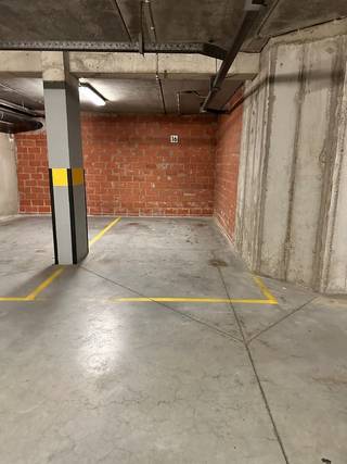 Overdekte autostaanplaats, gelegen in het centrum van Knokke.<br />Afmetingen: 2,20m (breedte) x 5,06m (lengte) x 2,30m (hoogte).<br /><br />Vrij vanaf 15 maart 2025.