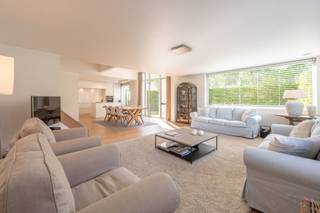 Magnifique maison lumineuse située à proximité de la pittoresque place de l’Oosthoek, au Zoute, à distance de marche de la mer et de la réserve naturelle du Zwin.<br />Composition : Rez-de-chaussée : hall d’entrée avec vestiaire et toilettes invités, pièce de vie baignée de lumière avec de beaux volumes, cuisine ouverte avec salle à manger donnant accès au jardin ensoleillé et à la terrasse. Buanderie/arrière-cuisine pratique. Bureau ou chambre d’amis avec vue sur le jardin et les champs, également avec accès à une terrasse.<br />Premier étage : spacieuse suite parentale avec dressing et salle de bains équipée d’une douche à l’italienne, baignoire, double lavabo et WC. Deux chambres supplémentaires, une salle de douche séparée et un WC indépendant sur le palier.<br />Deuxième étage : cinquième chambre.<br />La maison bénéficie également d’un grand garage intégré et de deux emplacements de parking extérieurs. L’ensemble est entièrement privatisé grâce à un portail sécurisé donnant sur la rue.<br />Situation exceptionnelle, à deux pas du charmant quartier de l’Oosthoek et de la magnifique réserve naturelle du Zwin.