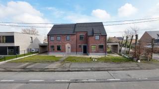 <span><span><strong>Residentieel wonen in het landelijke Edewalle (Kortemark) met open groen verzicht</strong><br /><br />Ontdek <strong>EDEWALL II</strong>, een exclusief en <strong>kleinschalig nieuwbouwproject</strong> bestaande uit slechts<strong> 2 halfopen woningen</strong>, gelegen langs de vlot bereikbare Edewallestraat in het charmante Edewalle, deelgemeente van Kortemark.<br />Deze hedendaagse woningen in een stijlvolle <strong>pastorie-architectuur</strong> combineren een <strong>rustige, groene woonomgeving</strong> met hedendaags comfort en uitstekende bereikbaarheid. Dankzij de ruime percelen geniet u achteraan van een aangenaam open groen zicht, wat zorgt voor een uniek gevoel van rust en ruimte.<br />Met een<strong> bewoonbare oppervlakte van ca. 154 m² tot 162 m² </strong>beschikken beide woningen over een praktische indeling met <strong>3 volwaardige slaapkamers</strong>, een lichtrijke leefruimte met zicht op de tuin, een <strong>carport </strong>en bijkomende parkeergelegenheid.<br /><br />De indeling van de woningen werd doordacht uitgewerkt met veel aandacht voor wooncomfort en functionaliteit:<br />Gelijkvloers: Inkom- en traphal, apart toilet, ruime woonkamer met zithoek en eetplaats, open ingerichte keuken, wasplaats en berging.<br />Eerste verdieping: Trap- en nachthal met zolderluik, 3 volwaardige slaapkamers, apart toilet en een ruime badkamer uitgerust met een douche, ligbad en dubbel lavabomeubel.<br />Tweede verdieping: Praktische bergzolder.<br />Exterieur: Aan te leggen voortuin met oprit en carport, alsook een omheinde nog aan te leggen achtertuin waar u in alle rust kan genieten van het groene verzicht.<br /><br />Naast wooncomfort werd ook sterk ingezet op <strong>energiezuinigheid en kwalitatieve materialen</strong>.<br />Zo worden de woningen uitgerust met onder meer:<br />✔ <strong>Warmtepomp met vloerverwarming</strong>; <br />✔ Hoogwaardig isolatiepakket;<br />✔ Ventilatiesysteem C+;<br />✔ <strong>Regenwaterput van 10.000 liter</strong>;<br />✔ Kwalitatieve keuken- en sanitaire afwerking;<br />✔ Veel natuurlijke lichtinval;<br />✔ Ruime en functionele indeling.<br /><br />Beide woningen bevinden zich momenteel in casco staat en worden verder afgewerkt in samenspraak met de koper. Dit biedt een unieke opportuniteit om uw toekomstige woning nog mee vorm te geven volgens uw eigen smaak en wensen.<strong> Eigen materiaalkeuzes en eventuele upgrades zijn nog mogelijk in overleg met de bouwheer.</strong><br />Het lastenboek en de plannen kunnen op eenvoudige aanvraag verkregen worden. Vraag deze gerust op via ons kantoor.<br /><br /><strong>Oplevering bij akte. </strong>Bijkomend interessant: De verkoop gebeurt niet onder het btw-stelsel, maar onder het stelsel van registratierechten, waardoor het <strong>voordeeltarief van 2% mogelijk</strong> van toepassing kan zijn (onder voorbehoud van de geldende voorwaarden).<br /><br />Meer info gewenst of graag een bezoek ter plaatse? Bel Diksimmo op het nummer 051 50 11 51 of mail naar diksmuide@diksimmo.be.</span></span>