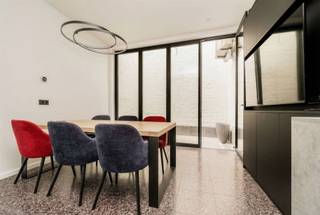 For sale: modern commercial house with duplex apartment in the center of MechelenIn the heart of Mechelen you will find this ready-to-use commercial...