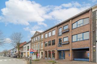 <p><strong>Handelsruimte op toplocatie in hartje Beerse – een iconisch adres met eindeloze mogelijkheden</strong></p>
<p>Dit is er zo eentje waar iedereen het over heeft. <strong>Top, top, top locatie</strong>, pal in het <strong>hart van Beerse</strong>, met <strong>ruime parkeermogelijkheden in de directe omgeving</strong>. Een <strong>iconische ligging</strong> die iedereen kent en die meteen vertrouwen en zichtbaarheid uitstraalt.</p>
<p>Deze handelsruimte is <strong>uitermate veelzijdig</strong> en leent zich perfect voor tal van invullingen. Denk aan een <strong>administratieve of financiële activiteit</strong> zoals een accountantskantoor, verzekerings- of bankkantoor. Maar evengoed voelt dit pand zich thuis als <strong>hippe sapjesbar, koffiebar of stijlvolle wijnbar</strong>. Ook een <strong>geschenkenwinkel, boetiek, schoenwinkel</strong> of een <strong>dienstverlenende praktijk</strong> (voedingsdeskundige, therapeute, coach, …) komt hier volledig tot zijn recht.</p>
<p>Op deze locatie is werkelijk <strong>alles mogelijk</strong>.</p>
<p>De ruimte is praktisch en doordacht ingedeeld met:</p>
<ul>
<li>
<p>een <strong>inkom-/onthaalsas</strong></p>
</li>
<li>
<p>een <strong>publieke ruimte</strong> met uitstekende visibiliteit</p>
</li>
<li>
<p>een <strong>kantoorruimte/winkel of multifunctionele ruimte</strong></p>
</li>
<li>
<p>een <strong>afgescheiden bijkomend kantoor</strong></p>
</li>
<li>
<p><strong>sanitair en keuken</strong></p>
</li>
<li>
<p>en achteraan een <strong>garage</strong>, altijd een absolute meerwaarde voor stockage, leveringen of privégebruik.</p>
</li>
</ul>
<p><strong>Extra troef:</strong><br />Het is bovendien <strong>mogelijk om één of twee bovenliggende appartementen mee aan te kopen</strong>. Ideaal als <strong>investering</strong>, voor <strong>eigen bewoning</strong>, of om <strong>wonen en werken te combineren</strong> op één en dezelfde toplocatie.</p>
<p>Kortom: een <strong>unieke handelsruimte op een A-locatie</strong>, waar uw zaak meteen gezien wordt en kan groeien.<br />Een pand met uitstraling, flexibiliteit én toekomstpotentieel.<br /><br />Neem contact op met Domestic makelaars voor meer informatie en bezichtiging 014 610386</p>