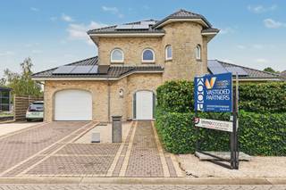 <strong>Spaanse villa met zwembad op ruim perceel in Rijkevorsel</strong><br /><br />In een rustige buurt van Rijkevorsel bevindt zich deze Spaanse villa op een ruim hoekperceel. Met een bewoonbare oppervlakte van 232 m², een aangename tuin en een eigen zwembad biedt deze woning volop ruimte om comfortabel te wonen en te ontspannen.<br /><br />Op het gelijkvloers verwelkomt de inkomhal je in de woning, met aansluitend de leefruimte en keuken, waar het dagelijkse leven centraal staat. Verder zijn er een praktische berging, een badkamer, apart toilet en een 1 slaapkamer. De verdieping telt 3 slaapkamers en een extra toilet, met aansluitingen en de mogelijkheid om een douchecabine te plaatsen. Buiten geniet je van de tuin, het terras en het zwembad, ideaal voor zonnige dagen. Een autostaanplaats zorgt voor praktisch parkeergemak.<br /><br />Met een gunstig EPC-label B, zonnepanelen en een thuisbatterij scoort de woning ook op energiezuinigheid.<br /><br />Troeven:<br /><br />Spaanse villa met zwembad<br /><br />Rustige ligging in Rijkevorsel<br /><br />Ruim hoekperceel met tuin en terras<br /><br />232 m² bewoonbare oppervlakte<br /><br />Vier slaapkamers<br /><br />EPC-label B<br /><br />Zonnepanelen met batterij<br /><br />Autostaanplaats