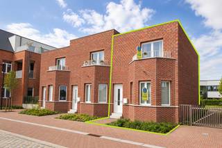 <span><strong>Woning met drie slaapkamers gelegen in het prachtige nieuwbouwproject "De Zevenster" in centrum Retie.<br /><br />Een bezoek aanvragen kan eenvoudig via onze website: www.immodrie.be. Zoek het pand terug onder 'Te Huur' en selecteer vervolgens op de pagina de optie 'Bezoek inplannen'.<span> </span><span>Omwille van de grote reeks aanvragen, worden verzoeken via Immoscoop of andere portaalsites niet verwerkt.</span></strong></span>
<p>Bij het binnenkomen via de inkomhal valt meteen de aangename lichtinval op. Vanuit deze centrale ruimte is er toegang tot de trap naar de eerste verdieping, het gastentoilet, en de open leefruimte.</p>
<p>De leefruimte vormt één geheel met de eetkamer en de volledig uitgeruste leefkeuken. Deze keuken is afgewerkt met kwalitatieve materialen en voorzien van alle moderne comfort – een combinatie van stijl, functionaliteit en duurzaamheid.<br /><br />Aansluitend bevindt zich de zitruimte, met grote raampartijen die uitkijken op de westgerichte tuin. Dankzij deze oriëntatie geniet de woning van een warme avondzon. Via het schuifraam is er toegang tot het verharde terras, ideaal voor buitenmaaltijden of ontspanning.</p>
<p>Aan de keuken grenst een praktische berging, ingericht als technische ruimte met aansluitingen voor wasmachine en droogkast.</p>
<p>Op de eerste verdieping bevindt zich een ruime nachthal die toegang biedt tot drie volwaardige slaapkamers. De badkamer is modern en functioneel, uitgerust met een badkamermeubel met dubbele wastafel, een inloopdouche, en een apart toilet.</p>
<p>Via een vaste trap bereiken we de kelderverdieping, waar zich een zeer ruime kelderberging bevindt. Deze ruimte is ideaal voor extra opslag, hobby’s of een werkplek. De autostaanplaats ligt direct naast deze kelder, waardoor u vanuit de wagen rechtstreeks de woning kunt betreden – bijzonder praktisch in het dagelijks gebruik.<br /><br />De volledige woning is voorzien van vloerverwarming, wat zorgt voor een aangenaam en gelijkmatig warmtecomfort doorheen de woning.</p>
<p>De woning is bovendien uitgerust met zonnepanelen, wat bijdraagt aan een lagere energiekost en een kleinere ecologische voetafdruk.</p>