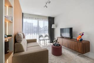 <p>Te koop: prachtig gerenoveerd appartement in hartje Nieuwpoort Bad met zongericht terras.</p>

<p> </p>

<p>Deze instapklare studio bevindt zich op een centrale ligging in Nieuwpoort Bad, vlak bij winkels, horeca, openbaar vervoer en op wandelafstand van de zee. Het appartement werd mooi gerenoveerd en biedt een frisse, hedendaagse uitstraling gecombineerd met een praktische indeling. Dankzij het zongerichte terras geniet u volop van licht en buitenruimte. De ligging in het centrum zorgt ervoor dat alles binnen handbereik ligt, ideaal als tweede verblijf, investering of vaste woonplaats. Een uitstekende opportuniteit voor wie een appartement wil kopen aan de Belgische kust.</p>

<p> </p>

<p>• Lichtrijke living met aangename leefruimte en toegang tot het terras</p>

<p>• Functionele keuken met grote koelkast</p>

<p>• Praktische slaaphoek met automatisch uitklapbaar 2-persoonsbed</p>

<p>• Badkamer met inloopdouche</p>

<p> </p>

<p> </p>

<p>Troeven</p>

<p>• Luxueus gerenoveerd en instapklaar</p>

<p>• Gelegen in hartje Nieuwpoort Bad</p>

<p>• Zongericht terras</p>

<p> </p>

<p>Neem vandaag nog contact op met je ERA-makelaar voor een bezoek.</p>

<p>058 222 222 of op gert@eraservimo.be</p>

<p> </p>

<p>JOUW DROOMAPPARTEMENT. ZO GEVONDEN!</p>
