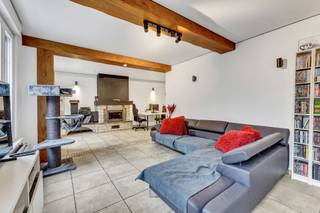 <p>In een rustige straat te Idegem bevindt zich deze instapklare woning op een mooi perceel van 9 are. Het treinstation ligt op slechts 1 km en ook winkels, scholen en andere voorzieningen bevinden zich in de nabije omgeving. Recht tegenover de woning bevindt zich natuurgebied, waardoor u hier geniet van een groen uitzicht en een bijzonder rustige woonomgeving.</p><p>De woning werd doorheen de jaren goed onderhouden en kan onmiddellijk bewoond worden. Mits verdere modernisering biedt het pand bovendien nog heel wat potentieel.</p><p>Het gelijkvloers omvat een gezellige leefruimte met salon en eetplaats, een open keuken, een veranda die perfect dienst kan doen als polyvalente ruimte en een mooi uitzicht biedt op het terras en de tuin, een ruime berging, een eerste badkamer en een grote garage die tevens extra opslagmogelijkheden biedt. Daarnaast is er een praktische overloop met wasplaats.</p><p>Op de verdieping bevinden zich drie volwaardige slaapkamers en een tweede badkamer.</p><p>Verder beschikt de woning over een kelder, een ruim terras en een aangename tuin waar het heerlijk vertoeven is.</p><p>Cv op pelletbrander - EPC C - Buitenschrijnwerk in PVC met dubbele beglazing - dak met pannen.</p>
