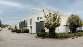 <p><strong>1.011 m² opslag + 70 m² kantoor</strong></p>
<p>Deze unit is vrij en kan meteen in gebruik genomen worden. Ze ligt op een strategische plek aan de Leuvensesteenweg in Zaventem, op enkele minuten van Brussel en Brussels Airport en met snelle aansluiting op de grote snelwegen. Een sterke uitvalsbasis voor wie veel onderweg is of goederen vlot wil verdelen.</p>
<p>De ruime opslagzone van 1.011 m² heeft een vrije hoogte van 6,15 m tot onder de dakligger. Ze wordt bediend via een poort op grondniveau. De 70 m² kantoren bieden de nodige ruimte voor administratie en klantenontvangst. Het geheel wordt verwarmd op gas.</p>
<p><strong>Kort samengevat</strong></p>
<ul>
<li>1.011 m² magazijn + 70 m² kantoor</li>
<li>Vrije hoogte: 6,15 m onder de dakligger</li>
<li>1 gelijkvloerse poort</li>
<li>Gasverwarming</li>
<li>Onmiddellijk beschikbaar</li>
<li>Toplocatie nabij Brussel, Brussels Airport en het snelwegennet</li>
</ul>
<p>Interesse of meer informatie? Contacteer ons voor een plaatsbezoek of het volledige dossier via 02 462 32 00.</p>
