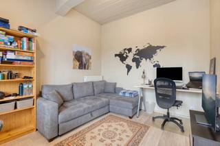 Bent u op zoek naar een plek waar het levendige stadsleven en sereniteit perfect in balans zijn? In een verzorgde residentie aan de Burggravenlaan staat dit lichtrijke 1-slaapkamer appartement van 59 m² te koop. Door de slimme inplanting helemaal achteraan het gebouw ervaart u hier een zeldzame rust, volledig afgeschermd van de drukte van de straat.<br /><br />Bij binnenkomst in dit appartement te koop valt meteen de heldere sfeer op; de lichte leefruimte en de praktische open keuken vloeien via grote raampartijen naadloos over in een beschut terras.<br />De functionele en volledig instapklare indeling biedt één rustgevende slaapkamer, een verzorgde badkamer, een separaat toilet en een handige berging.<br /><br />U woont hier in een vredige cocon vol privacy, afgeschermd van de drukte dankzij de uiterst rustige ligging achteraan het gebouw.<br />De levendige buurt en uitmuntende bereikbaarheid vormen een absolute meerwaarde: station Gent-Sint-Pieters, het bruisende historische stadscentrum, lokale horeca en invalswegen (E40/E17) liggen binnen handbereik.<br /><br />Er is een mogelijkheid om een staanplaats aan te kopen voor 36.000 euro. <br /><br />Bestuursmaatregelen in het maatregelenregister: nee