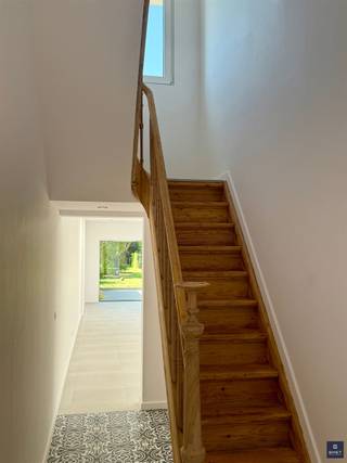 <p><span>Ruime, volledig gerenoveerde woning met 3 slaapkamers op prachtig perceel</span></p><p><span> </span></p><p><span>Bent u op zoek naar een </span><span>ruime, energiezuinige en volledig gerenoveerde woning </span><span>op een uitstekende locatie? </span></p><p><span>Dan is deze prachtige woning in de Wegvoeringsstraat nr 44 absoluut een bezoek waard.</span></p><p><span> </span></p><p><span>Op het gelijkvloers geniet u van een </span><span>gezellige en lichtrijke leefruimte</span><span>. </span></p><p><span>Aan de straatkant is </span><span>een wasplaats</span><span> ingericht waar eventueel ook fietsen geplaatst kunnen worden en/of waar een klein bureel gemaakt kan worden. </span></p><p><span> </span></p><p><span>De open indeling zorgt voor een mooie interactie met de </span><span>fraai aangelegde tuin</span><span>, die ook vanuit de </span><span>moderne, volledig uitgeruste keuken</span><span> te bewonderen is.</span></p><p><span> </span></p><p><span>Op de verdieping bevinden zich </span><span>drie slaapkamers</span><span> en een </span><span>luxueuze badkamer met zowel een douche als een ligbad</span><span> – perfect om helemaal tot rust te komen.</span></p><p><span> </span></p><p><span>Extra troeven:</span></p><p><span> </span></p><ul><li><span>Elektriciteit conform</span></li><li><span>Zeer energiezuinig: EPC B</span></li><li><span>asbestveilig</span></li></ul><p><span> </span></p><p><span>Ontdek deze charmante woning tijdens een bezoek op afspraak. U zult meteen verkocht zijn!</span></p><p><span> </span></p><p><span>Interesse ? Gelieve ons dan te contacteren op het nummer 03 775 41 88 of mail naar <span>kurt@vastgoed-smet.be</span></span><span> </span></p><p><span><span>www.vastgoed-smet.be</span></span></p><p><span> </span></p><p><span>“De verstrekte gegevens/informatie (zowel online als gedrukt) worden vrijblijvend verstrekt, enkel ter inlichting, zonder contractuele verbintenis of garantie van onzentwege en kunnen op ieder ogenblik gewijzigd worden”</span></p><p><span> </span></p><p><span> </span></p>