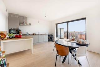 <p><span>Ruim &amp; modern appartement met groot terras in Steendorp</span></p>
<p><span>Dit recent gebouwd appartement (2021) bevindt zich in de Gelaagstraat te Steendorp, een rustige woonwijk met vlotte verbindingen naar nabijgelegen steden en openbaar vervoer op wandelafstand. De combinatie van rust en bereikbaarheid maakt het ideaal voor zowel eigen bewoning als investering.</span></p>
<p><span> </span></p>
<p><span>Het appartement is gelegen op de derde verdieping van het energiezuinige gebouw (EPC A, ventilatiesysteem D) en biedt 107m² woonoppervlakte. Bij binnenkomst word je verwelkomd in een ruime inkomhal met gastentoilet. De lichtrijke leefruimte met open, volledig uitgeruste keuken geniet van grote raampartijen die toegang geven tot het ruime terras van 30m² - perfect om te genieten van de buitenlucht.</span></p>
<p><span> </span></p>
<p><span>Verder beschikt het appartement over twee ruime slaapkamers, een moderne badkamer met inloopdouche en dubbel lavabomeubel, en een praktische berging met aansluiting voor een wasmachine.</span></p>
<p><span> </span></p>
<p><span>Wat maakt dit appartement uniek?</span></p>
<p><span>- EPC A - energiezuinig wonen</span></p>
<p><span>- Ruim terras van 30m²</span></p>
<p><span>- Vloerverwarming voor optimaal comfort</span></p>
<p><span>- 2 volwaardige slaapkamers</span></p>
<p><span>- Ondergrondse én bovengrondse parkeerplaats</span></p>
<p><span>- Rustige, maar centrale ligging met goede bereikbaarheid</span></p>
<p><span> </span></p>
<p><span>Beide parkeerplaatsen extra aan te kopen voor €43.000.</span></p>
<p><span> </span></p>
<p><span>Dankzij de moderne afwerking, energiezuinigheid en uitstekende ligging is dit appartement een topper voor eigen bewoning of als investering. Interesse? Neem contact met ons op voor een bezichtiging!</span></p>