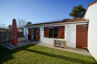 Instapklare en gemeubelde vakantiewoning gelegen in Zeepark Zeewind 1 te Bredene. De woning bevindt zich op minder dan 1 km van het strand en...