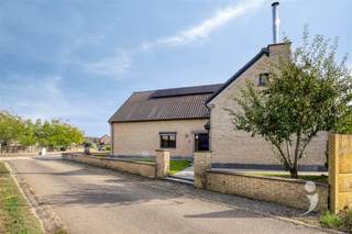 Deze uitzonderlijke villa is gelegen op een perceel van 5a 71ca en biedt maar liefst 267 m² bewoonbare oppervlakte, exclusief de inpandige garage...