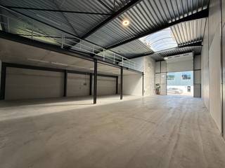 Deze KMO-unit van 288 m², aangevuld met een mezzanine van 140 m² + deel buitenopslag mogelijk, biedt tal van mogelijkheden voor opslag, logistieke activiteiten of een atelier.<br /><br />Het magazijn is degelijk geïsoleerd en opgetrokken uit een staalconstructie met betonnen gevelpanelen. De voorzijde is afgewerkt met een betonnen plint van 2 meter hoog, gecombineerd met geïsoleerde sandwichpanelen. Dankzij de vrije hoogte van circa 7 meter is de unit ook geschikt voor hogere opslag.<br />De bedrijfsruimte beschikt verder over een gepolierde betonvloer, een steeldeck dak, lichtstraten die zorgen voor veel natuurlijke lichtinval en een sectionale poort van 4 m breed en 4,5 m hoog, aangevuld met een aparte toegangsdeur.<br /><br />Bij de unit zijn bovendien twee privatieve parkeerplaatsen inbegrepen.<br /><br />ALGEMENE INFO:
<ul>
<li>2 privatieve parkeerplaatsen inbegrepen</li>
<li>Uitstekende bereikbaarheid</li>
<li>Beschikbaarheid: te bespreken.</li>
<li>De huurprijs is exclusief btw, onroerende voorheffing, gemeenschappelijke kosten en privatieve kosten.</li>
</ul>
Voor meer informatie of een bezoek ter plaatse kunt u ons steeds contacteren op 0475 32 51 89.