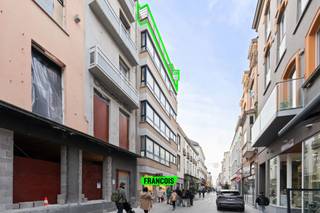 Dit uitzonderlijk ruime appartement is gelegen in de bijzonder rustige residentie “EMMA” en bevindt zich op de vijfde verdieping, bereikbaar via...