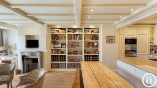 <span>Prachtig en lichtrijk penthouse van 110 m², gelegen op de vijfde verdieping van een residentie op een uitzonderlijke ligging aan de Kustlaan, in het hart van het Zoute. Op slechts 50 meter van het strand en vlak bij de winkels en restaurants geniet het appartement van een perfecte zuidoriëntatie en een volledig vrij panoramisch zicht van 180° over de minigolf, het klooster en het karakteristieke villalandschap van het Zoute. Het appartement werd begin jaren 2000 smaakvol gerenoveerd door Dominique Koch en onderscheidt zich door zijn elegante “Long Island”-stijl, kwalitatieve afwerking en uitstekende staat van onderhoud. Indeling: vestiaire, twee afzonderlijke toiletten, aangename leefruimte met open haard en eetplaats, uitgevend op een brede raampartij met verplaatsbare panelen waarmee een gezellige, zuidgerichte inpandige terrasruimte kan worden gecreëerd, volledig zonder inkijk. Volledig uitgeruste open keuken en afzonderlijke wasruimte.</span><br /><span>Het nachtgedeelte omvat drie ruime slaapkamers, die elk plaats bieden aan een groot tweepersoonsbed en beschikken over een raam, lavabo en ingemaakte kasten. Een badkamer, douchekamer, talrijke bergruimtes, een veiligheidsdeur en een privatieve kelder vervolledigen het geheel. Mogelijkheid tot aankoop van een ruime afgesloten garagebox in de parking recht tegenover de residentie, met voldoende plaats voor zowel een wagen als fietsen. Aan de voet van het gebouw is bovendien een zone voorzien voor het stallen van fietsen, uitgerust met fietsbeugels. Een uitzonderlijk appartement dat licht, panoramische zichten, comfort en een gegeerde ligging aan één van de meest geliefde lanen van het Zoute perfect combineert</span>