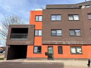 Recent gelijkvloers appartement met 2 slk, terras en ondergrondse parking te Koningshooikt.Algemeen:- Gelijkvloers appartement- Ondergrondse parking...