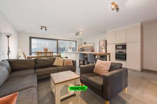 Maak kennis met deze energiezuinige parel te Zedelgem!Bij binnenkomst in deze BEN-woning wordt u ontvangen in de inkomhal voorzien van een apart...