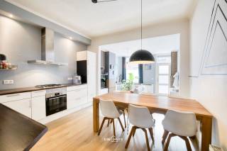 Deze zeer mooie en lichtrijke rijwoning is gelegen in de Rupelmondestraat 30 te Temse. De woning combineert een aangename woonomgeving met praktische ruimtes en een moderne, gezellige uitstraling.<br /><br />De woning beschikt over een volledig geïnstalleerde keuken, drie slaapkamers en een hobbyruimte die tal van mogelijkheden biedt. Daarnaast is er een ruime berging met aansluitingen voor een wasmachine en droogkast.<br /><br />Een absolute troef is het ruime terras van maar liefst 15 m² op de eerste verdieping, waar u in alle rust kunt genieten van het buitenleven.<br /><br />Ook op energetisch vlak scoort de woning goed, met een EPC-label B. De verwarming gebeurt via centrale verwarming op aardgas met een condensatieketel. Bovendien is de woning asbestveilig.<br /><br />Troeven:<br />- Ruim terras van 15 m² op de eerste verdieping<br />- EPC-label B<br />- Asbestveilig<br />- Centrale verwarming op aardgas met condensatieketel<br /><br />Een bijzonder aangename woning met veel lichtinval, praktische ruimtes en een gezellig terras, ideaal voor wie op zoek is naar een fijne thuis in Temse!