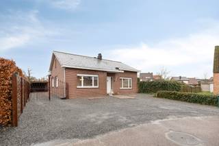 Deze te renoveren gelijkvloerse woning is uiterst rustig gelegen in Balen-Hulsen, op een prachtig zuidgericht perceel van maar liefst 1.431 m².Via de...