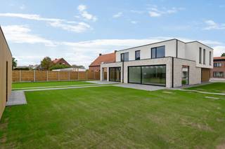 Moderne en ruime HOB nieuwbouwwoning op landelijke locatie en met een fraai uitzicht over de achtergelegen weilanden! De lichtrijke gezinswoning...