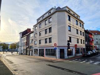 Deze handelsruimte is gelegen op een toplocatie vlakbij het Sint-Pietersplein. Dankzij de ligging op de hoek van het recent gerenoveerde gebouw en...