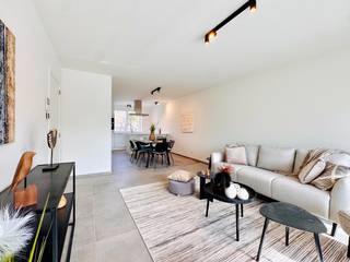 Dit moderne nieuwbouwappartement op de tweede verdieping combineert een aangename leefruimte, twee slaapkamers en een rustig terras aan de achterzijde. Het appartement is klaar bij akte, waardoor u meteen kunt genieten van nieuwbouwcomfort zonder te wachten op een toekomstige oplevering.<br />De ruime leefruimte met open keuken geniet van een mooie lichtinval en staat via het grote schuifraam rechtstreeks in verbinding met het terras. De praktische indeling omvat verder twee slaapkamers, een badkamer, afzonderlijk toilet en een ruime berging/wasplaats.<br />Ook technisch is het appartement voorzien op comfortabel en energiezuinig wonen. U beschikt over zonnepanelen, een warmtepomp, vloerverwarming, superisolerende beglazing en een ventilatiesysteem, goed voor een E-peil van 30. De residentie beschikt over twee liften.<br />De ligging in St-Andries biedt een vlotte bereikbaarheid van winkels, scholen, openbaar vervoer en belangrijke invalswegen. Ook het centrum van Brugge en het Tillegembos bevinden zich in de nabije omgeving.<br />Aan de achterzijde van het gebouw bevinden zich 20 staanplaatsen. Elk appartement dient een staanplaats aan te kopen.<br />Tevens is er ook een fietsenstalling achteraan het gebouw. Daarnaast kan er ook een kelderberging aangekocht worden.<br /><br />Prijs appartement 2.02: €345.000 excl. kosten<br />Staanplaats: €20.000 excl. kosten<br />Kelderberging: €5.000 excl. kosten<br />Verkoop onder btw-stelsel. Mogelijkheid tot 6% btw indien aan de voorwaarden wordt voldaan.<br /><br />Een comfortabel 2-slaapkamerappartement met terras, energiezuinige technieken nabij Brugge. Klaar bij akte.<br /><br /><br /> <br />