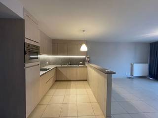 Uitstekend gelegen modern appartement met zicht op het plein. Luxueuze afwerking met duurzame materialen. Indeling : Inkom, toilet, 2 slaapkamers, badkamer met lavabo en douche aparte bergplaats, ruime lichtrijke woonkamer met geïnstalleerde open keuken en aansluitend groot zonneterras. Inclusief garagebox en berging in kelderverdieping. Gem. kost €60/maand. Voor verdere informatie of vrijblijvend bezoek bel 056 255 333 of 0478 26 26 36. 