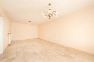 <p><span><span><strong>HUURRENDEMENT 3.8% | APPARTEMENT MET 2 SLAAPKAMERS EN GARAGE OP TOPLIGGING</strong></span></span><br /><span><span>Dit appartement met 2 slaapkamers en garage is gelegen op de tweede verdieping (lift aanwezig) in de Abeeldreef, dit op wandelafstand van de markt, de winkelstraat, bakker, slager, school en openbaar vervoer.</span></span><br /><span><span>Met een huurrendement van maar liefst 3.8% is dit de ideale investeringseigendom maar ook als starterseigendom heel interessant. De garage is gelegen op de gelijkvloerse verdieping en aan te kopen voor 20.000 euro. </span></span></p><p><span><span><strong>INDELING:</strong> </span></span><br /><span><span>U komt de residentie ‘Ensor’ binnen in de gemeenschappelijke inkomhal met lift en trappenhal. Vanuit de garage is er tevens rechtstreekse toegang naar het appartement.</span></span><br /><span><span>Het appartement is gelegen op de tweede verdieping en biedt daardoor een uniek zicht op de Kasteeldreef in Meulebeke.</span></span><br /><span><span>U komt binnen in de inkomhal met afzonderlijk toilet en met toegang tot alle vertrekken waaronder de lichtrijke leefruimte met balkon. Aansluitend vinden we de uitgeruste keuken en berging.</span></span><br /><span><span>Achteraan bevinden zich de 2 slaapkamers met toegang tot een gemeenschappelijk terras met buitenberging. Verder omvat het appartement tevens een badkamer met douche en lavabo met meubel.</span></span><br /><span><span>Op de gelijkvloerse verdieping is er eveneens een privatieve kelderberging voorzien. Deze is eveneens rechtstreeks toegankelijk vanuit de garage.</span></span></p><p><span><span><strong>TROEVEN: </strong></span></span><br /><span><span>- 3.8 % HUURRENDEMENT</span></span><br /><span><span>- TOPLIGGING</span></span></p><p><span><span>- ENERGIEZUINIG</span></span><br /><span><span>- KELDERBERGING</span></span><br /><span><span>- 2 SLAAPKAMERS</span></span><br /><span><span>- LIFT</span></span></p>