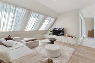 Cet appartement aux finitions luxueuses fait partie de la nouvelle construction AQUILO à Sint-Idesbald. <br /><br />Le caractère économe en énergie est déterminé par des panneaux solaires individuels par appartement, une isolation étendue et une pompe à chaleur ainsi qu'un système de ventilation équilibré D. Les surfaces spacieuses soulignent le cachet luxueux des appartements.<br />Découvrez une opportunité exclusive de vivre au cœur de Saint-Idesbald, où confort moderne et style de vie élégant se rencontrent. <br /><br />L'appartement est situé au deuxième étage et se compose comme suit:<br />Entrée avec toilette et débarras, séjour lumineux avec cuisine ouverte, 2 chambres, 1 salle de bain, terrasse exposée sud-ouest et grenier spacieux de rangement.<br /><br />Achat obligatoire du stationnement et du rangement au sous-sol non inclus dans le prix. <br /><br />Surface appartement: 123,51 m²<br />Surface terrasse: 20,10 m²<br />Surface grenier: 20,84 m²<br /><br />Vous souhaitez plus d’informations ou un rendez-vous à notre agence? Contactez-nous sans engagement au 058 62 27 51 ou thijs@vlaemynck.be
