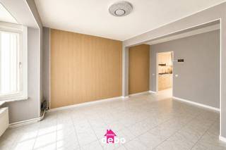 Gelegen op een goede en vlotte locatie in Oostende, bevindt zich deze charmante woning met ruime garage en veel mogelijkheden. <br /><br />Indeling:<br />Gelijkvloers: Een grote garage van 60 m² met sectionale poort – ideaal voor wagens, fietsen, hobby’s of extra opslag.<br />Eerste verdieping: Een lichtrijke leefruimte met aansluitend een recente, volledig uitgeruste keuken.<br />Tweede verdieping: Een zeer ruime badkamer met bad, douche en toilet, een grote slaapkamer en een extra kamer die perfect dienst kan doen als kinderkamer of berging.<br />Zolder: Bereikbaar via een vaste trap, met mogelijkheid om twee extra slaapkamers te creëren.<br /><br />Troeven:<br />EPC-label D<br />Zeer recente verwarmingsketel<br />Goede ligging nabij winkels, openbaar vervoer en invalswegen<br />Ruime garage van 60 m²<br />Veel uitbreidingsmogelijkheden op de zolderverdieping<br /><br />De woning is structureel in goede staat en vraagt enkel een lichte opfrissing om ze helemaal naar eigen smaak af te werken. Een mooie kans voor wie op zoek is naar een betaalbare woning met potentieel in een aantrekkelijke buurt van Oostende.