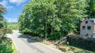 Droom je van een woning op een toplocatie, midden in het groen maar vlak bij Leuven?<br />Immo3000 heeft een voorstel tot nieuwbouw te koop aan een knappe bouwgrond in Hoog-Linden.<br /><br />Dit voorstel wordt gedaan door een van onze bouwpartners, Luvatri, en kan volledig naar eigen wensen aangepast worden.<br />Immo3000 verkoopt de bouwgrond en begeleidt u graag voor het bouwen van de constructie.<br /><br />Het voorbeeldplan is informatief en kan aangepast worden.<br /><br />U hebt een keuze uit een reeks van zeer kwaliteitsvolle materialen waaronder een 30-tal gevelstenen en vloeren, driedubbelglas met 20 kleuren voor de buitenkant van de raamprofielen, zonnepanelen, warmtepomp DAIKIN met vloerverwarming, 2 houten trappen in beuk of rubberwood, een badkamer met een dubbele lavabo met spiegel  en één kolomkast , (inloop)douche en bad met 2 hangtoiletten waarvan één met een handwasser , keuken ter waarde van 15.000 € ...............sterke isolatie in muren ,vloer en dak.<br /><br />Liever een andere look of indeling? Maak een afspraak met Immo3000 en kom uw woondroom bespreken.<br /><br />Bouwkavels in Hoog-Linden zijn uitzonderlijk schaars, je spreekt hier van een bouw opportuniteit.<br /><br />Bouwvoorschriften beschikbaar op kantoor:<br />- lot 212<br />- bouwvrije zijdelingse strook : 5 m<br />- bouwdiepte, max. 18m<br />- bouwbreedte min. 10m en max. 14m<br />- bouwlijn 10 à 15 m van de rooilijn<br /><br />Geniet van het beste van twee werelden: rustig wonen met vlotte bereikbaarheid.<br /><br /><br />Grijp deze unieke kans – contacteer ons snel voor meer info of een bezoek!