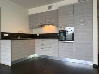 In het hart van Landegem bevindt zich dit dakappartement van 72 m² met balkon aan de voorzijde.Het appartement omvat een lichtrijke woonkamer met...