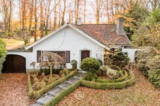 In the midst of the Aalterse forests, this detached villa is situated on a beautiful, spacious plot of 2,548 m².The house itself needs to be...