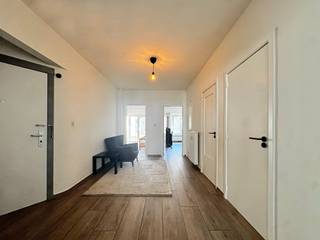 Gerenoveerd ruim appartement van 110 m² nabij het Citadelpark in Gent.<br />Dit stijlvolle appartement combineert licht, comfort en een hoogwaardige afwerking. Dankzij de grondige renovatie is dit een instapklare woonst voor wie houdt van hedendaags wonen in een groene, maar toch centrale omgeving.<br /><br />Bij het binnenkomen tref je een ruime inkomhal met vestiaire. De lichtrijke leefruimte met open keuken geniet van overvloedig daglicht dankzij de brede raampartijen en de 8 meter gevelbreedte. Aansluitend bevindt zich een afzonderlijke bureauruimte, ideaal voor thuiswerk of een hobbyruimte.<br />Een grote berging zorgt voor extra opbergruimte en biedt aansluitingen voor wasmachine en droogkast.<br />Het appartement beschikt over twee volwaardige slaapkamers, waarvan één rechtstreeks toegang heeft tot het zonnig terras. <br />De volledig betegelde badkamer is uitgerust met een ligbad en een stijlvol lavabo meubel. Daarnaast is er een apart toilet met handwasbakje.<br /><br />Troeven op een rij:<br />-Volledige renovatie in 2021, lage energiescore. <br />-Zonnig terras met mooi en open uitzicht<br />-Centrale ligging nabij Citadelpark, station, winkels en scholen<br />-Uitstekende mobiscore van 9,5<br />-Het appartement is momenteel verhuurd aan €1.200 per maand.<br />-Een garagebox op 100 meter afstand kan optioneel worden aangekocht.<br /><br />EPC 101kWh/(m<sup>2</sup>jaar), energielabel B<br />Stedenbouwkundige inlichtingen: vergunningen, woongebieden met cultureel, historische en/of esthetische waarde, geen verkavelingsvergunning, voorkooprecht, geen rechterlijke herstelmaatregel of bestuurlijke maatregel opgelegd. <br />Geen overstromingsgevoelig gebied: G-score: B, P-score: B<br />Elektriciteit conform A.R.E.I.<br />Asbestveilig<br /><br /><br />Voor meer info of een bezoek bel Philip <strong>0475757251</strong> of mail <strong>philip@ocvastgoed.be</strong>