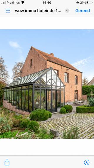 Authentiek wonen, omringd door groen
Sommige woningen voelen meteen als een thuis. Deze karaktervolle woning in Vosselaar is er zo één.Soms komt er een woning op de markt die méér is dan enkel een huis. Deze unieke vrijstaande villa in klassieke Franse stijl is zo'n parel. Gelegen in het rustige Vosselaar, omringd door weilanden en op wandelafstand van het natuurgebied 'Het hof', biedt deze woning een perfecte combinatie van luxe, ruimte en karakter. Binnen straalt de villa verfijning en comfort uit. De ruime leefruimte kijkt uit op een volledig uitgeruste tuin en sluit aan op een volledig uitgeruste keuken die uitnodigt tot samen koken en genieten. Op de eerste verdieping bevinden zich 4 charmante slaapkamers en een stijlvolle badkamer, ideaal voor een gezin. De zolder, bereikbaar via een vaste trap, biedt extra mogelijkheden voor uitbreiding. Bij binnenkomst zorgt de prachtige voordeur met loodglas voor een warm welkom en in de royale entree bevindt zich ook een gastentoilet.
Deze woning onderscheidt zich niet alleen door haar interieur, maar ook door de bijzonder veelzijdige buitenruimte. De tuin biedt volop gelegenheid om te ontspannen. Een oude waterput, voegt een vleugje authentieke charme toe aan de tuin, die zorgvuldig is ontworpen met het oog op sfeer en comfort. Verder is de villa uitgerust met een geavanceerd alarmsysteem, wat bijdraagt aan de veiligheid en het wooncomfort. Een ander opvallend element is de imposante schuur met een bebouwde oppervlakte van 161m. Vervaardigd met authentiek eikenhouten gebinte en robuust van bouw, biedt deze ruimte tal van mogelijkheden, of u nu op zoek bent naar een atelier, opslagruimte, garages voor uw oldtimer, of een werkplek voor een zelfstandig beroep. Als kers op de taart is er in de tuin een verwarmd zwembad, omringd door zuiderse planten en wijnranken. Het zwembad met verlichting wordt op temperatuur gehouden door een warmtepomp en warmtelamellen, perfect voor lange zomerdagen en gezellige avonden.