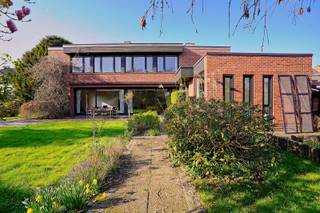 Zeer centraal gelegen dokterswoning met aparte praktijkruimte, ideaal wie wonen en werken wil combineren. De woning beschikt over een...