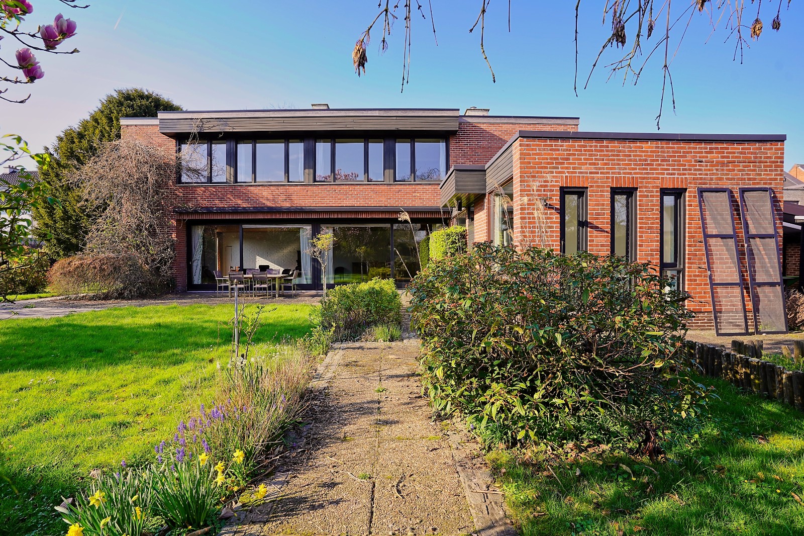 Dokterswoning met ruime praktijk én bouwgrond - foto 2