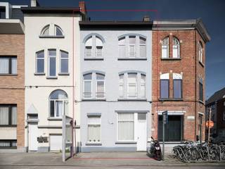 In een vlot bereikbare omgeving in Gent bevindt zich deze gerenoveerde rijwoning, waar functionaliteit en hedendaags wooncomfort harmonieus samenkomen. De renovatie in 2020 gaf de woning een frisse, eigentijdse uitstraling, met aandacht voor licht, ruimte en praktisch gebruiksgemak — ideaal voor wie zorgeloos wil wonen of investeren.<br /><br />Bij het binnenkomen vinden we de leefruimte met open keuken. De woning ontvouwt zich verder met twee volwaardige slaapkamers, aangevuld met een charmante slaapmezzanine in één van de slaapkamers die extra flexibiliteit biedt. Deze indeling leent zich uitstekend voor studerende kinderen, co-housing of het creëren van een afzonderlijke werk- of logeerplek.<br /><br />Het comfort wordt versterkt door twee badkamers, een zeldzame troef in dit segment, die privacy en gebruiksgemak garanderen voor meerdere bewoners. Dit maakt de woning bijzonder geschikt voor verhuurdoeleinden of als investering met aantrekkelijk rendement.<br /><br />De vlot bereikbare ligging vormt een bijkomende meerwaarde. Openbaar vervoer, invalswegen, winkels bevinden zich binnen handbereik.<br /><br />Een instapklare stadswoning met doordachte indeling, hedendaagse afwerking en veelzijdige mogelijkheden — ideaal voor eigen bewoning, studerende kinderen of als zorgeloze investering in Gent.