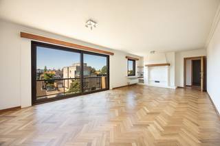 <p>Ruim en stijlvol wonen in het hart van Brasschaat op 150 m 2 ! <br />Ontdek dit instapklare en zeer ruime appartement op de derde verdieping, gelegen aan de Augustijnslei, pal in het bruisende centrum van Brasschaat. Met maar liefst 141 m² bewoonbare oppervlakte biedt deze woning alle ruimte om comfortabel en aangenaam te wonen.<br />Bij het binnenkomen voelt u meteen de aangename sfeer van dit appartement. De ruime woonkamer geniet dankzij het balkon aan de woonkamer van een prachtige lichtinval. Een heerlijke plek om tot rust te komen, te genieten van een aperitiefje of gezellig samen te zijn met familie en vrienden.<br />De moderne keuken sluit mooi aan bij de leefruimte en biedt alles wat u nodig heeft om dagelijks met plezier te koken. Daarnaast beschikt het appartement over drie volwaardige slaapkamers, ideaal voor een gezin, als thuiskantoor of als extra ruimte voor hobby's en gasten.<br />Ook de badkamer kreeg recent een volledige update. Verder zijn er 2 aparte toiletten, een ruime berging en een inkomhal met handige ingemaakte kasten.<br />Het gebouw dateert van 1978 en werd in 2024 grotendeels gerenoveerd. Extra comfort wordt geboden door de privégarage en de praktische fietsenberging.<br />En dan is er natuurlijk de ligging. U woont hier letterlijk in het hart van Brasschaat, met winkels, gezellige restaurants, cafés en dagelijkse voorzieningen op wandelafstand. Ook het openbaar vervoer en de belangrijkste invalswegen zijn vlot bereikbaar. Een ideale combinatie van centraal wonen, comfort en bereikbaarheid.<br />Dit is een appartement waar u zich niet alleen thuis kunt voelen, maar waar u ook jarenlang met plezier kunt wonen. Ruimte, licht, comfort en een fantastische ligging komen hier mooi samen.<br />Bent u benieuwd naar deze fijne woonplek? Kom de sfeer zelf ontdekken tijdens een bezichtiging.<br />Kontakteer ons via mail Katrin@wollaertvastgoed.be of bel GSM: 0476 94 05 67<br />of 03 283 44 00<br />U bent ook welkom in ons kantoor beneden, elke werkdag tussen 10.00 en 13.00 uur. </p>