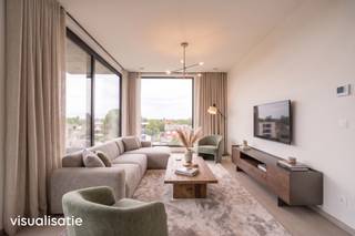 <p>Residentie Souvereyn bestaat uit 27 appartementen met 1, 2 of 3 slaapkamers en oppervlaktes tussen 64 en 136 m². Met een ruim terras of privétuin, verfijnde architectuur, ondergrondse staanplaatsen en duurzame energiebronnen zet het project energiezuinigheid, kwaliteit en wooncomfort voorop. <br /><br />Appartement A3.4 bevindt zich op de derde verdieping en heeft een oppervlakte van 93m². Het beschikt over een open ingerichte keuken, 2 slaapkamers en een terras van 10m².</p>