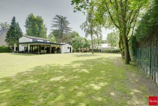 <p><strong>Gerenoveerde woning op een perceel van 2.000 m² in een residentiele woonwijk</strong></p>
<p>Deze recent volledig gerenoveerde woning combineert moderne architectuur, hoogwaardige afwerking en uitzonderlijk veel ruimte, zowel binnen als buiten. Gelegen op een perceel van maar liefst 2.000 m², geniet u hier van rust, privacy en zon gedurende de hele dag.</p>
<p>Bij het betreden van de woning komt u meteen de stijlvolle inkomhal met ingebouwde vestiairekasten en een gastentoilet. Dankzij de grote glazen deuren en wanden krijgt u meteen een prachtig zicht op de grote leefruimte.</p>
<p>De moderne open keuken vormt het hart van de woning en is volledig uitgerust met kwalitatieve toestellen van Bosch: een ingebouwde koffiemachine, combi-oven, extra oven, koelkast, diepvriezer en vaatwasser. Het ruime kookeiland en de Novy-inductiekookplaat met geïntegreerde dampkap maken deze keuken zowel praktisch als luxueus.</p>
<p>Aansluitend bevindt zich een ruime bijkeuken met extra bergruimte en aansluiting voor wasmachine en droogkast.</p>
<p>De royale leef- en eetruimte straalt licht en ruimte uit dankzij de grote raampartijen. Twee gezellige zithoeken worden subtiel van elkaar gescheiden door een moderne glazen wand, wat zorgt voor een open maar stijlvolle indeling. De gashaard maakt de zithoek extra gezellig.</p>
<p>Vanuit de leefruimte geven de grote schuiframen directe toegang tot de enorme tuin, waar u de hele dag door geniet van zon en groen. Op het gelijkvloers bevindt zich bovendien een kamer grenzend aan de leefruimte. Ideaal als bureau of extra slaapkamer.</p>
<p>Verder is er op het gelijkvloers nog een extra praktische dressingruimte. Via de stijlvolle spiltrap bereikt u de bovenverdieping, waar zich nog drie slaapkamers en een luxueuze badkamer bevinden.</p>
<p>De badkamer is afgewerkt in marmerlook en beschikt over een ruime inloopdouche, dubbele lavabo en toilet.</p>
<p>Extra troeven:<br />✔ Volledig gerenoveerd<br />✔ Perceel van ca 2.000 m²<br />✔ Ventilatiesysteem<br />✔ Overal zonnescreens<br />✔ Hoogwaardige materialen en moderne afwerking<br />✔ Gerenoveerd en instapklaar</p>
<p>Een instapklare woning voor wie op zoek is naar ruimte, luxe en comfort in een aangename omgeving.<br /><br />Voor meer informatie, contacteer Ellen via 0474/84.54.29 of ellen@reds.be</p>