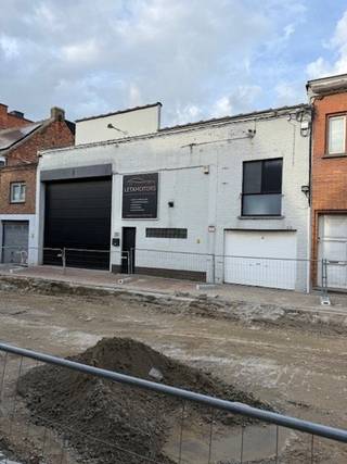  *  200 m² werkoppervlakte * verwarming op gas * airco in bureel * automatische poortVoor meer informatie:Dominique +32 476 77 31 31 ...