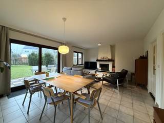 In een rustige straat op wandelafstand van het Sint-Pietersstation bevindt zich deze mooie halfopen bebouwing, ideaal voor wie comfortabel wil...