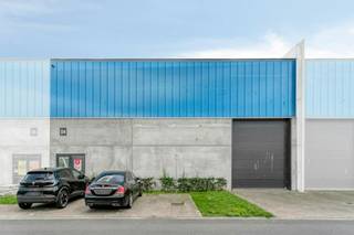 Ben je op zoek naar een strategisch gelegen, moderne ruimte voor opslag, distributie of productie? Deze hoogwaardige KMO-unit van 410 m² bevindt zich in de dynamische voorhaven van Oostende en biedt een uitzonderlijke bereikbaarheid voor jouw onderneming.**<br /><br />Zowel de haven zelf als de omliggende industriezones van Zandvoorde zijn vlot bereikbaar. Bovendien bevindt de oprit naar de snelweg A10 zich op minder dan 5 minuten rijden, wat zorgt voor een perfecte verbinding met het binnenland.<br /><br />Een totale bruikbare oppervlakte van 410 m² met een indrukwekkende vrije hoogte van 7,3 meter. De lichtstraten in de polycarbonaatwand zorgen voor een aangename hoeveelheid natuurlijk lichtinval.<br /><br />Uitgerust met een grote automatische sectionaalpoort (4 m breed x 4,40 m hoog) voor vlot laden en lossen, en voorzien van een aparte, representatieve toegangsdeur met glaspartij.<br /><br />De loods beschikt over een duurzame, stevige en onderhoudsvriendelijke polybetonvloer en is volledig geïsoleerd.<br />Inclusief 3 gereserveerde parkeerplaatsen direct voor de deur.<br /><br />*Beschikbaarheid: Direct beschikbaar voor gebruik.<br />*Huurprijs: 1.750 **ALL-IN PRIJS**<br />*Nutsvoorzieningen: Individuele tellers voor water en elektriciteit (3-fasen aanwezig).<br />*Huurwaarborg: Standaard waarborg van 3 maanden huur.<br /><br /><br />Interesse of snel een bezoek inplannen?<br />Laat deze opportuniteit niet schieten en neem vandaag nog contact met ons op voor meer informatie of een vrijblijvende rondleiding!